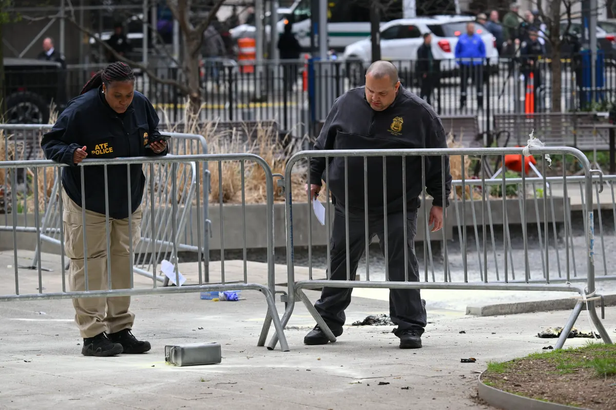 Un homme s'immole par le feu devant le procès de Donald Trump à New York (vidéo)