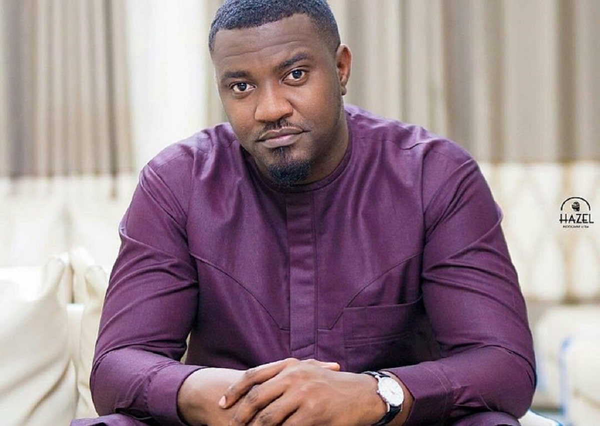 John Dumelo femme couche