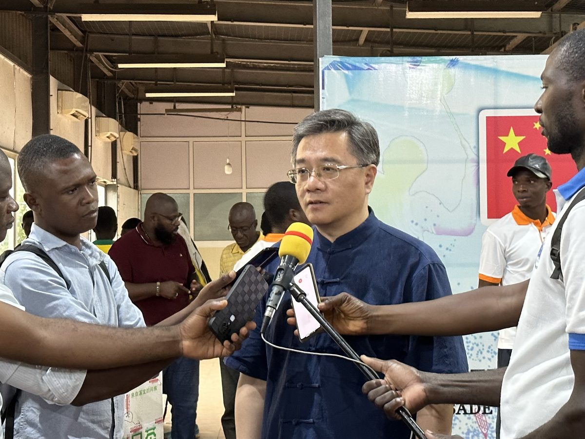 Togo : Des enfants reçoivent un déjeuner réconfortant de l'ambassadeur de Chine