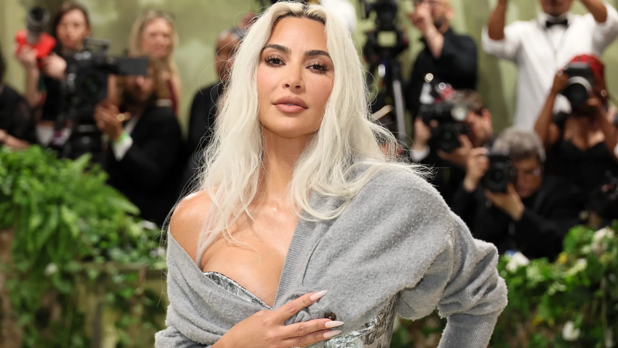 "Elle a du mal à respirer", la tenue de Kim Kardashian fait polémique (vidéo)