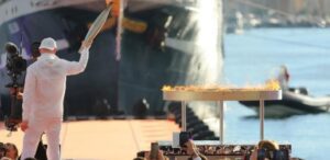 La controverse sur le refus des écologistes de faire passer la flamme olympique par Lyon suscite de vifs débats