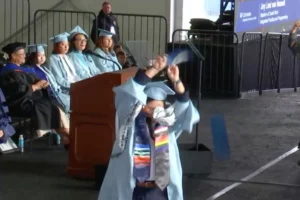 Vidéo : Une étudiante déchire son diplôme en soutien à la Palestine