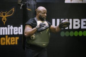 Qui est Fernand Lopez, le combattant qui a battu son 1er adversaire par étranglement et qui a arraché Charlotte Dipanda