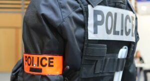 policier tire ouvrier