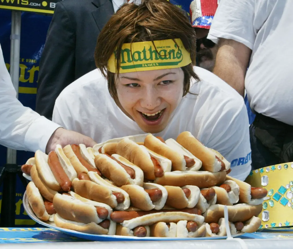 Takeru Kobayashi : Le plus grand mangeur du monde qui a avalé 97 hamburgers en 8 minutes tire sa révérence  