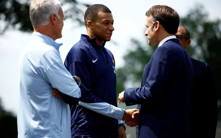 Kylian Mbappé laisse échapper l'heure de son annonce à Emmanuel Macron : « Ce soir, ce soir… »