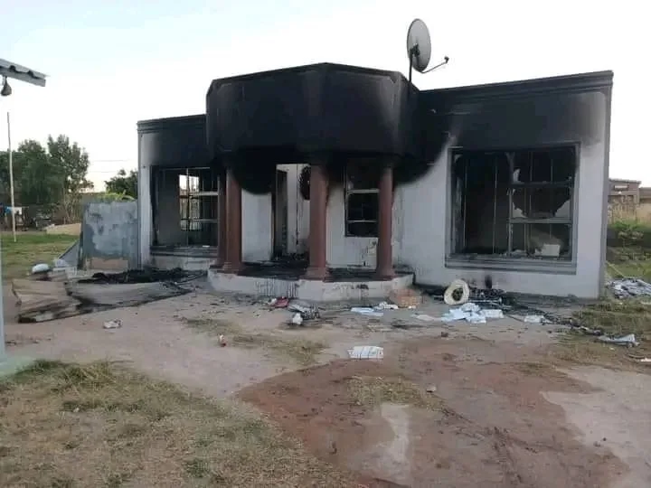 Nigéria : Des fidèles mettent le feu à la maison de leur pasteur