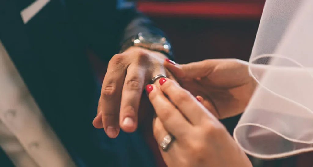 Scandale en plein mariage : Le père de la mariée poignarde violemment son gendre à l’autel