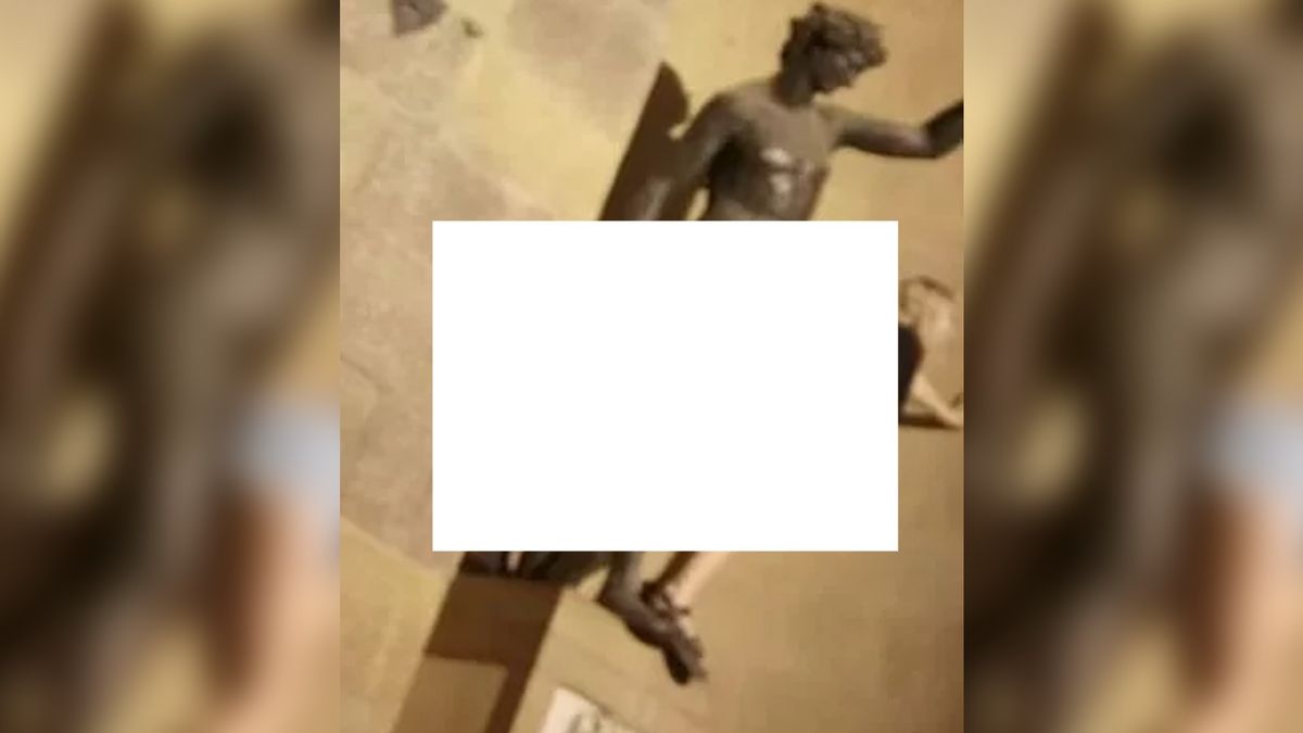 Photo : Une touriste filmée en plein acte avec une statue devient virale