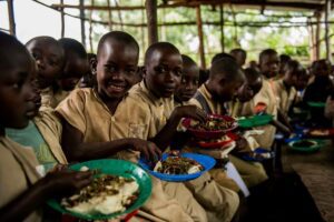 Togo : Plus de 210 000 élèves mangent des repas sains à travers le pays