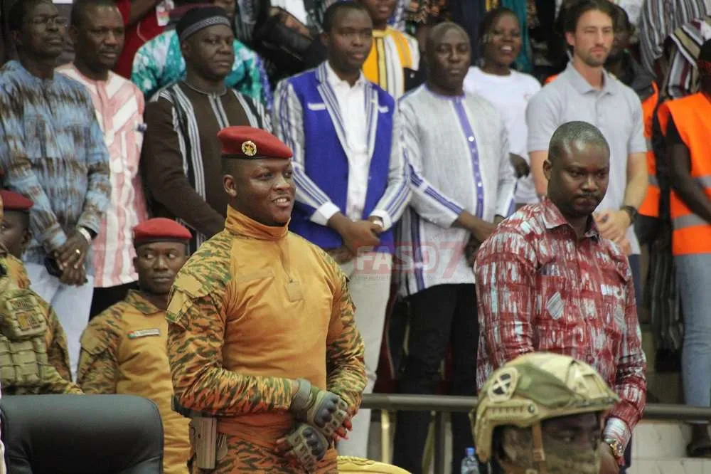 Ibrahim Traoré : Après son discours historique au sommet de l'AES, le président reçoit une surprise des burkinabés