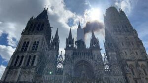 Urgent : Une cathédrale historique française victime d'incendie (vidéo)