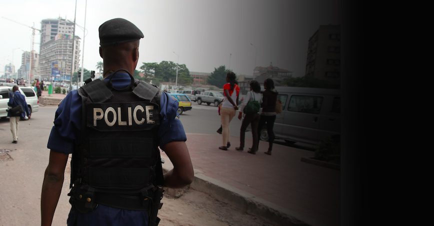 Congo : Un policier corrige violemment un pasteur qui tournait autour de sa femme