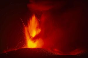 Urgence en Italie : Un volcan entre en éruption (vidéo)