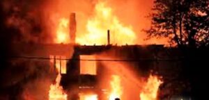 femme brûle mari vif