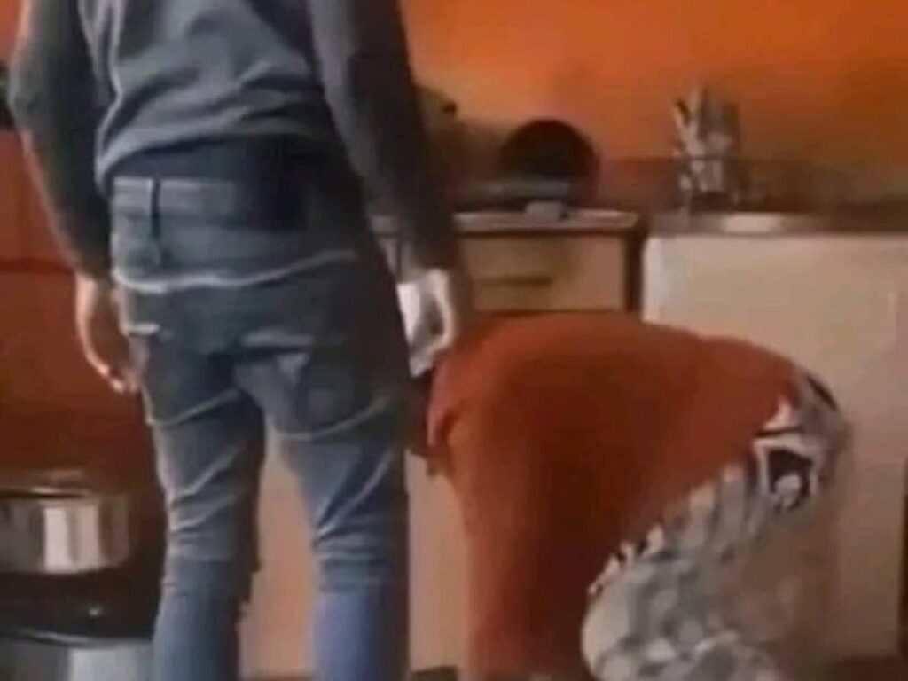 garçon tabasse grand mère