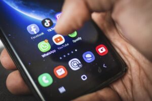 Scandale : Un jeune risque la prison pour ajout d'une diplomate dans un groupe de s€xe sur WhatsApp