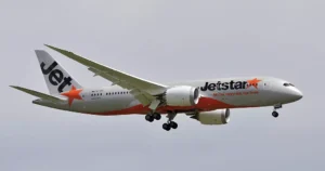 Australie : Un passager sort de l'avion et marche sur l'aile en plein vol