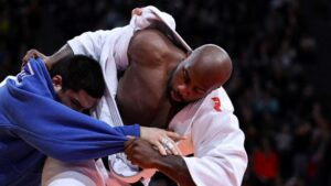 JO Paris 2024 : Après son échec en quarts de finale, un judoka perd son sang froid et s’attaque à son adversaire (vidéo)