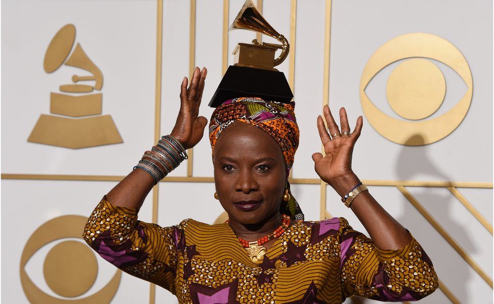 "Ne fais jamais de musique pour un parti politique, parce qu'ils..." Angélique Kidjo révèle des conseils reçus de son père