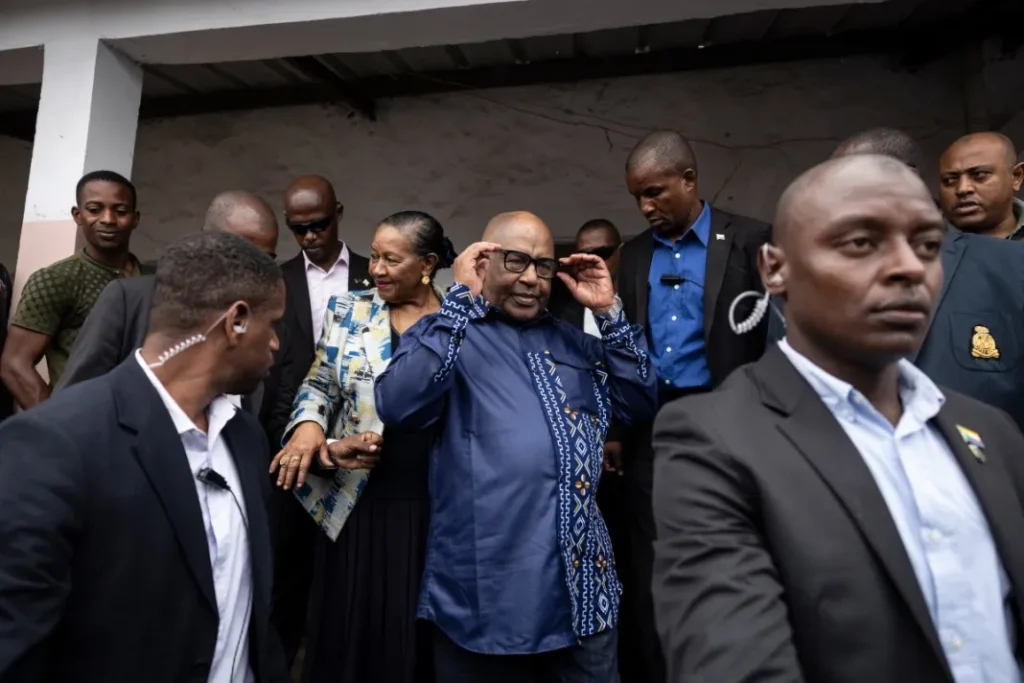 Comores : Visage bandé, le président Assoumani fait une première apparition publique après son agression