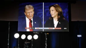 Lomé Actu, 12 septembre 2024 - Le débat entre Donald Trump et Kamala Harris, organisé en 2024, a marqué une étape importante dans la course à la présidence américaine. Ce face-à-face a permis de confronter deux visions très différentes sur des sujets cruciaux tels que la politique étrangère, la sécurité nationale et l’immigration. Alors que Trump se présente comme le candidat de la stabilité et du leadership mondial, Harris met en avant la protection des droits et libertés des citoyens américains. Voici un aperçu des points forts de ce débat, ainsi que trois titres potentiels pour résumer cet affrontement.
