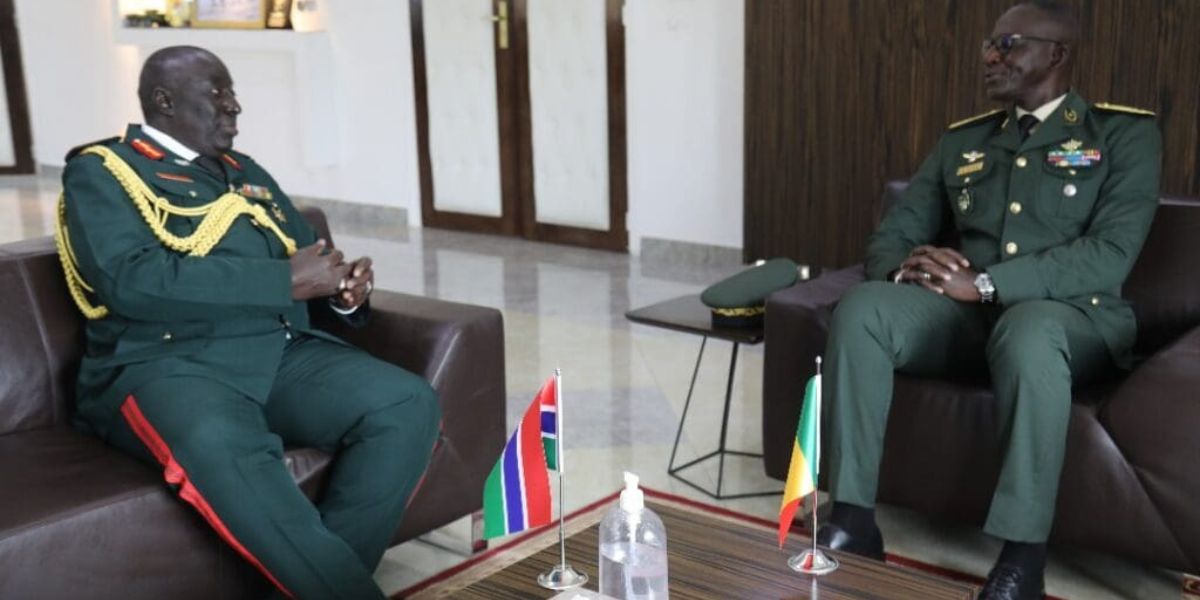 Coopération Militaire : Le Chef d’État-Major gambien Mamath Cham entame une visite stratégique au Sénégal