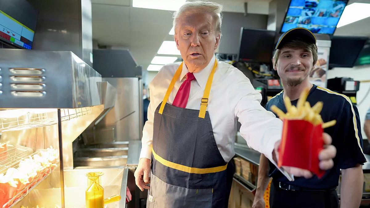 Présidentielle aux Etats-Unis : À quelques semaines des élections, Trump devient serveur chez McDonald's