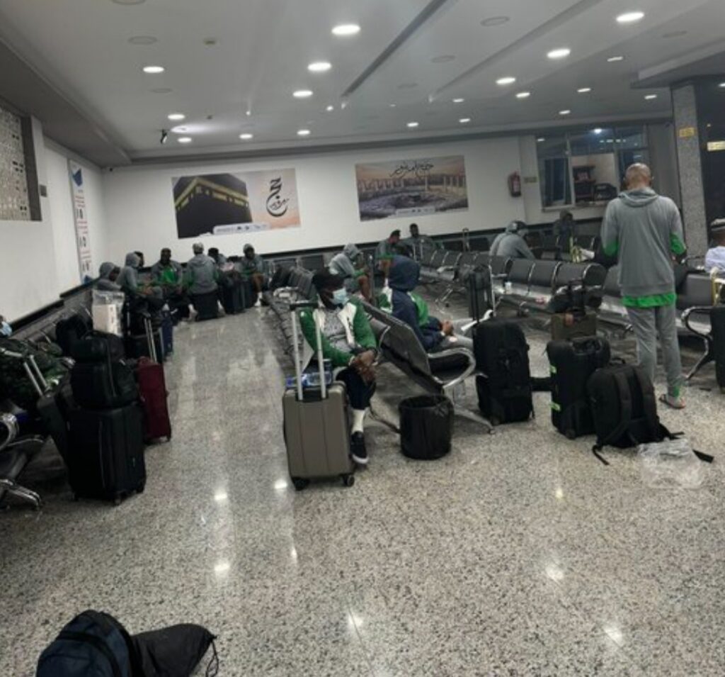 Lomé Actu, 14 octobre 2024 - Les Super Eagles du Nigeria se retrouvent bloqués en Libye à l'approche de leur match retour des qualifications pour la CAN 2025. Après leur victoire 1-0 contre la Libye à Uyo, au Nigeria, le vendredi 11 octobre, l'équipe nigériane s'est envolée pour la Libye le dimanche 13 octobre pour disputer la quatrième journée du groupe D.