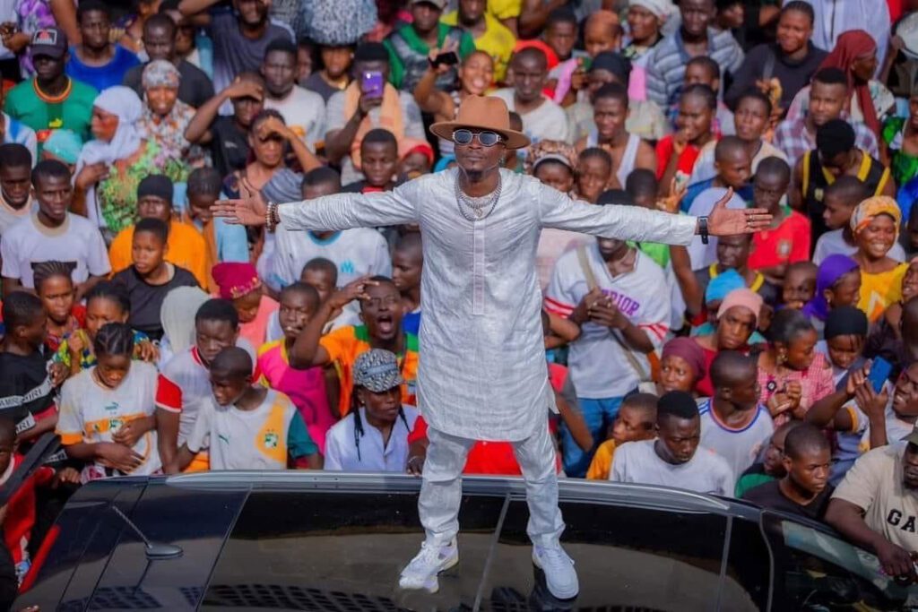 "Djeneba Djaba" : Debordo Leekunfa explose YouTube avec sa nouvelle chanson