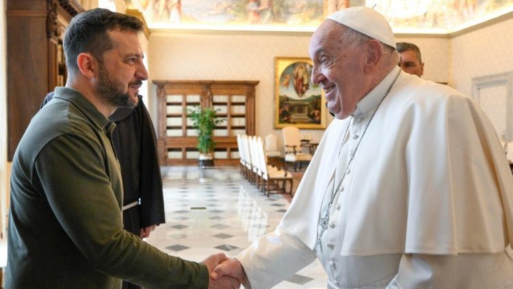 Guerre en Ukraine : Volodymyr Zelensky demande l'aide du pape François