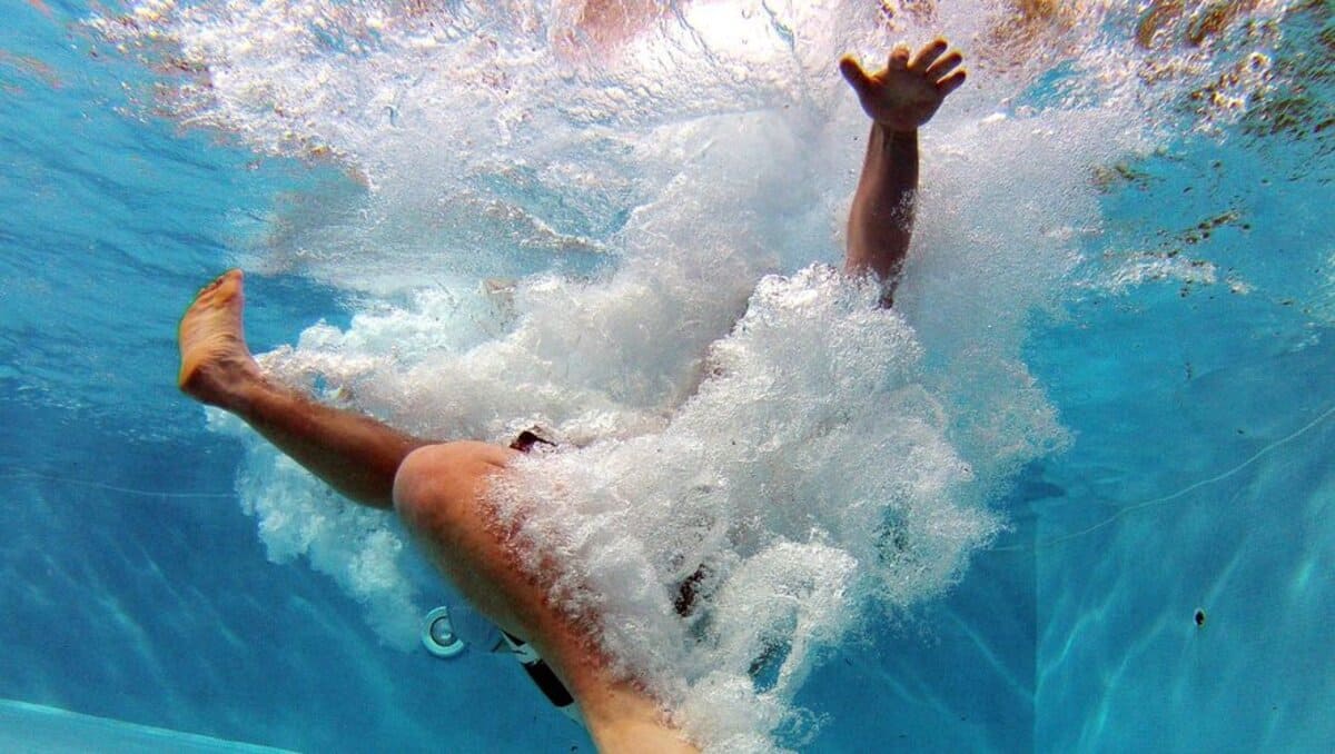 Tragédie : Un célèbre footballeur retrouvé mort dans une piscine