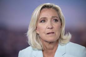 France : La farouche opposante Marine Le Pen accusée d'avoir détourné des fonds destinés au ...