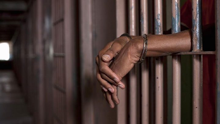 Côte d’Ivoire : Un faux policier pris la main dans le sac avec des armes et des papiers falsifiés