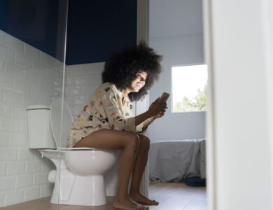 Rester assis sur les toilettes pendant plus de 10 minutes peut être dangereux