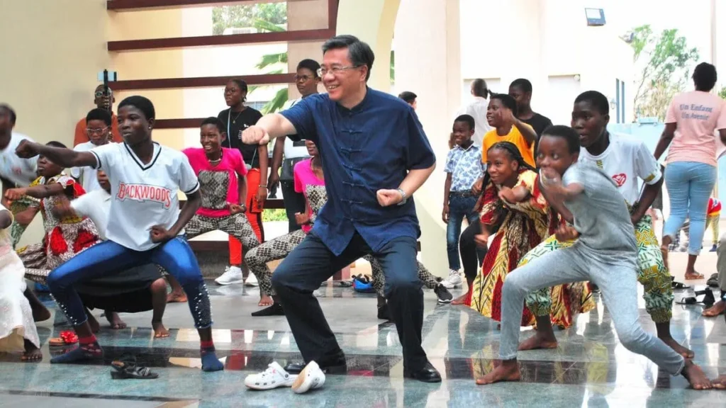 Fêtes de fin d'année au Togo : Les Chinois partagent la joie avec les enfants vulnérables