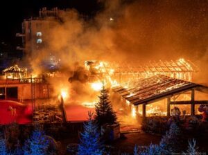 France : Deux chalets du marché de Noël de Bordeaux prennent feu (vidéo)