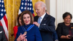 Etats-Unis : Joe Biden décore 19 figures emblématiques et défie Trump
