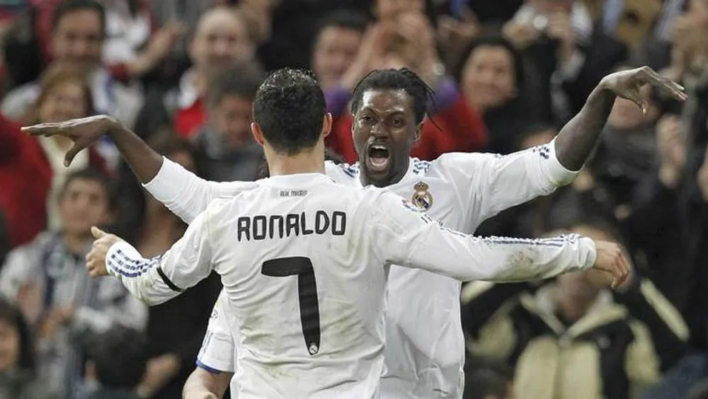 « Cristiano Ronaldo m’a demandé des … » : La révélation surprenante d’Adebayor