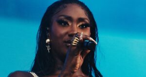 Gala des Pièces Jaunes 2025 : Aya Nakamura fait sensation dans une tenue sexy (photos)