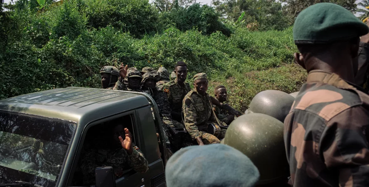 Conflit en RDC : L'armée ougandaise annonce un "renforcement de ses défenses" dans l'est du pays