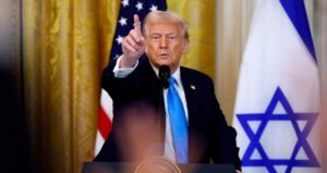 Etats-Unis : Donald Trump se proclame "roi" et annonce la fin de...