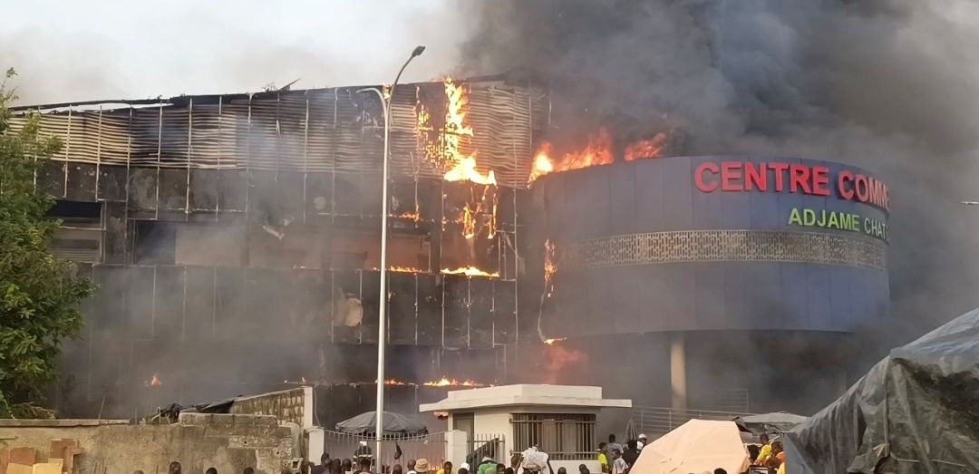 Côte d'Ivoire : Le centre commercial d'Adjamé Château en feu (vidéo)