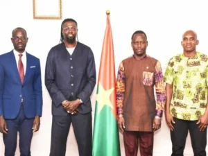 Emmanuel Adebayor apporte son expertise au Burkina Faso