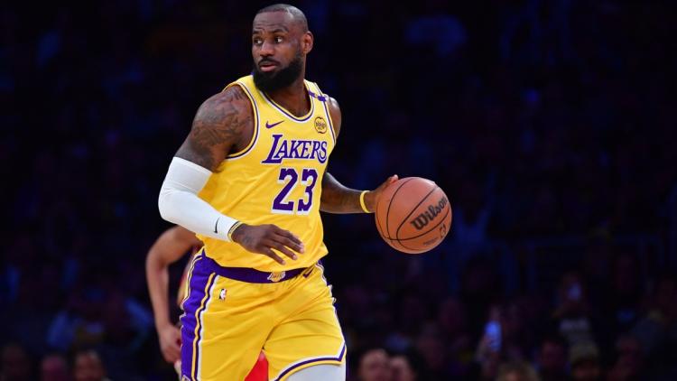 NBA : LeBron James entre dans l'histoire en devenant le premier à...