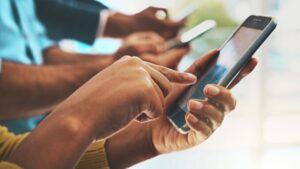 Crise au Mali : Les nouvelles taxes sur la téléphonie suscitent la colère de l'opposition