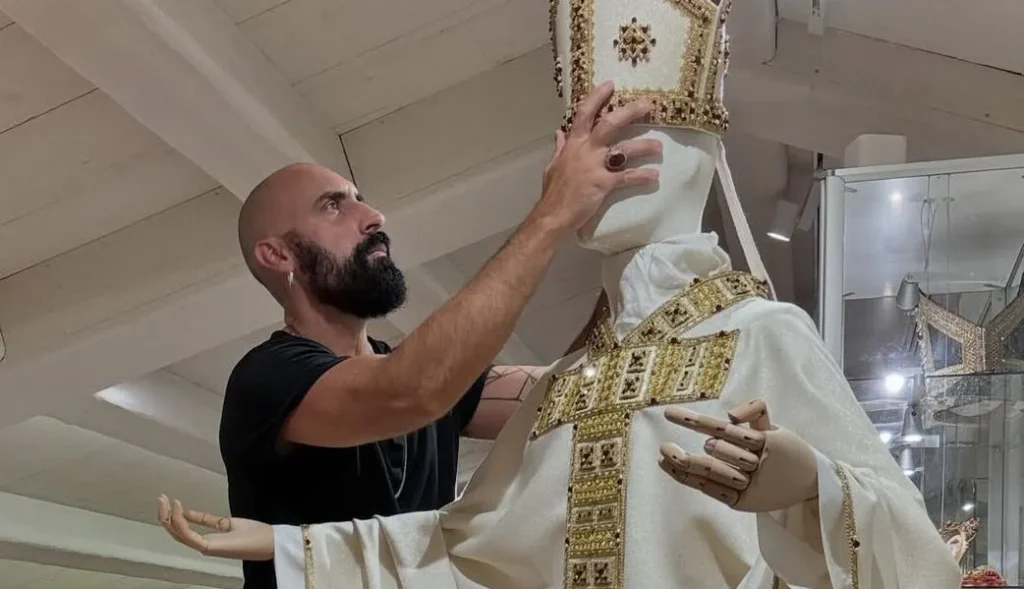 Pape François : Voici le créateur gay et tatoué derrière ses robes
