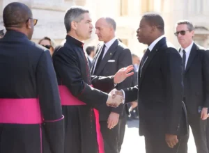 Vatican : Faure Gnassingbé fait ses adieux au pape François