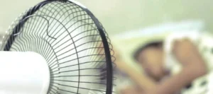 Attention ! Dormir avec un ventilateur allumé toute la nuit est plus risqué que vous ne le pensez