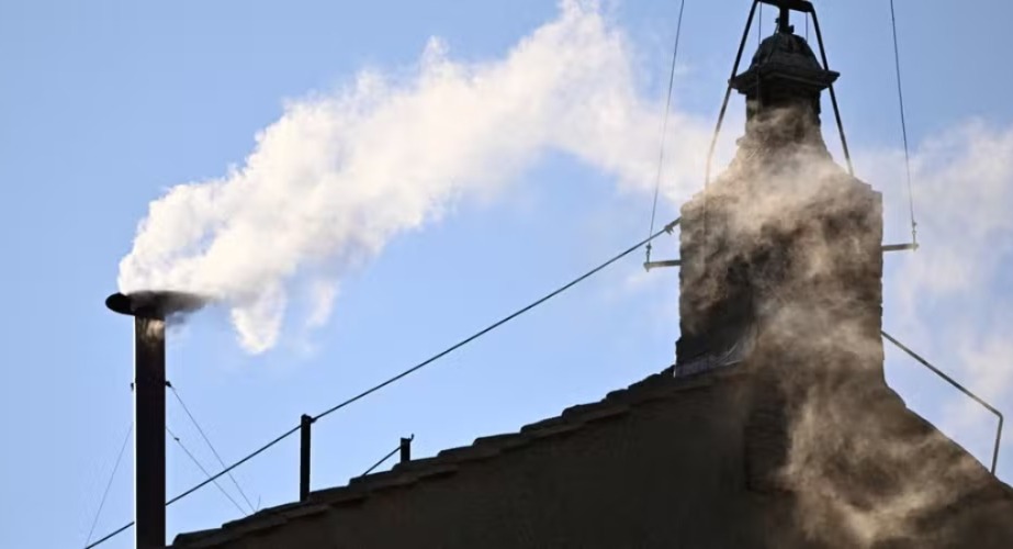 Vatican : Un nouveau pape élu, la fumée blanche annonce le changement